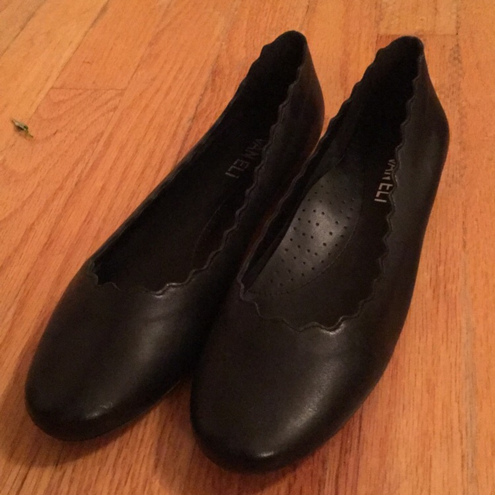 Black scalloped rimmed flats